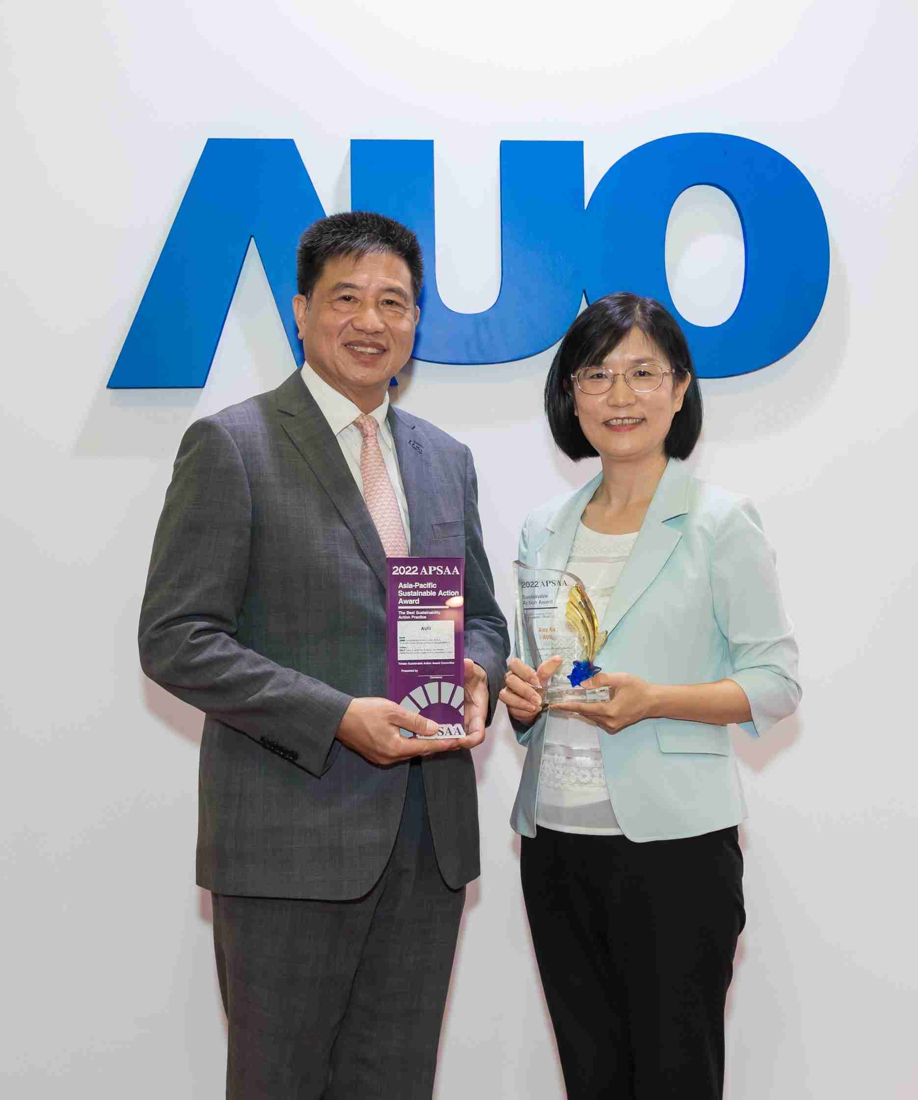 彩神vll长期垫筑永续远景的基石，，透过ESG暨气候委员会逐步实践永续策略蓝图。。。。其中，，，彩神vll光电永续长古秀华带领团队、、制定中长期目标，，，缔造多面向亮眼表现，，获得「顶尖永续长奖」的个人奖殊荣（左：彩神vll光电董事长暨执行长彭双浪，，，右：彩神vll光电永续长古秀华）