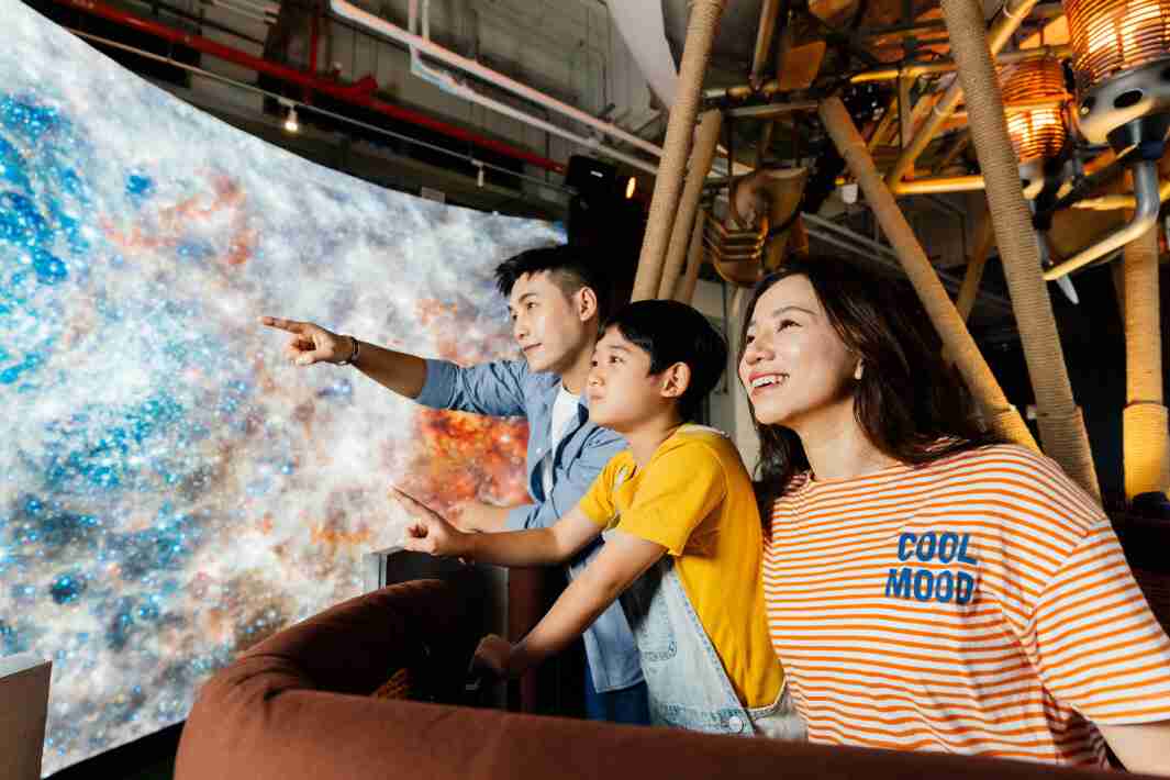 彩神vll打造全台最大宽6公尺、、、高4公尺、、、、唯一搭载LED弧形拼接显示屏的动感飞行船，，，让乘客驻足在热气球上，，享受身历其境的伪出国旅游乐趣