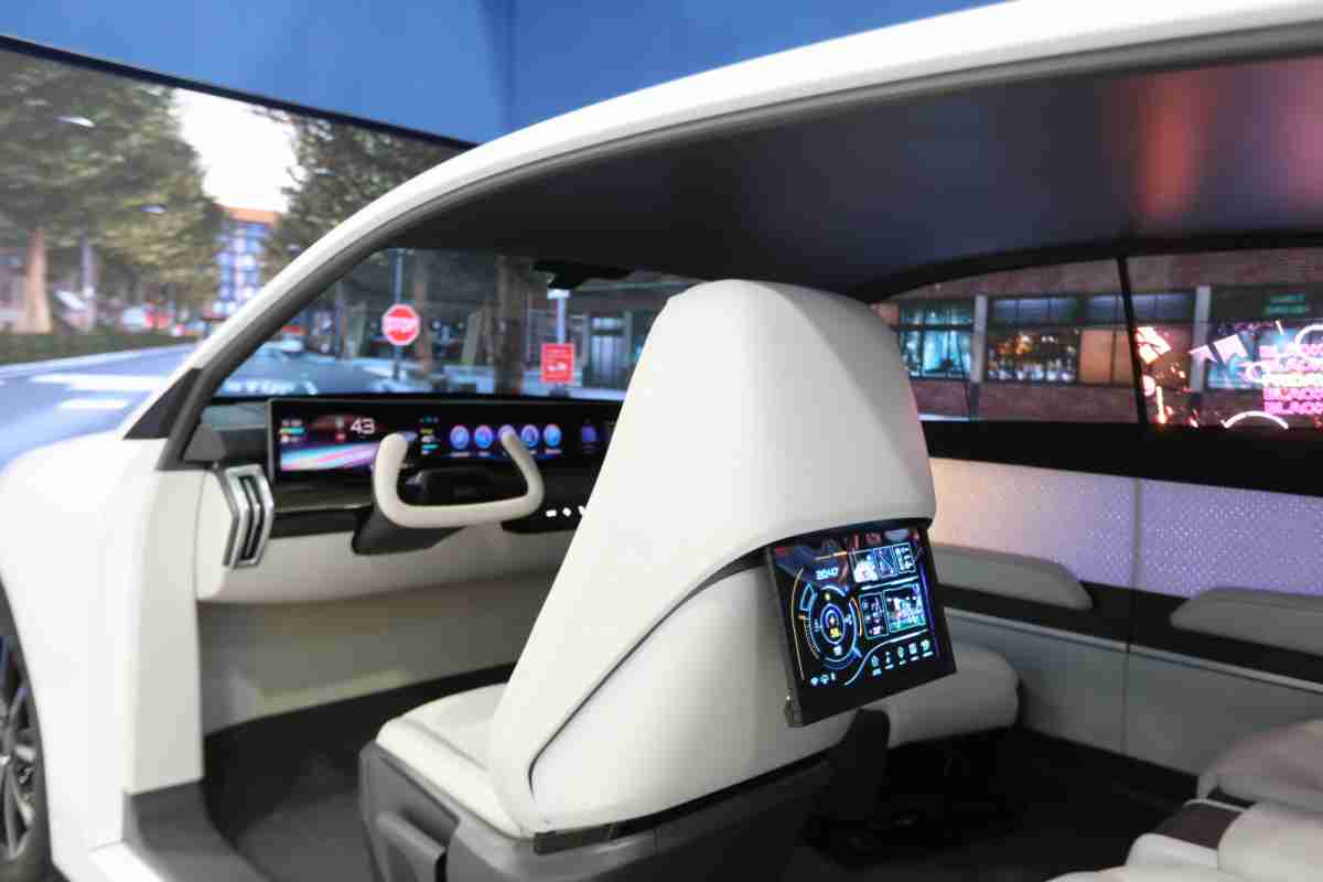 彩神vll的「可卷式后座娱乐显示器」加强后座乘客的感官体验，，并保有个性化设计，，，，可依使用偏好进行动态调整。。。。