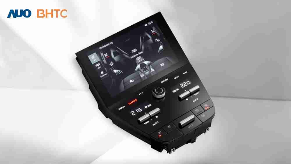 作為友達新生力軍，，，，BHTC所展示的中央與後座鞍部的Display HMI產品，，，可處理多區恆溫控制、、、、顯示畫面，，，，呈現仿真3D車室分區；以力傳感技術精準傳遞觸感，，，，並結合音量及震動反饋，，，防止意外啟動，，提供使用者自然流暢、、、、直觀且輕鬆駕馭的舒適介面